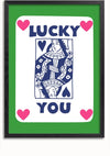 Een ingelijst Lucky You Speelkaart Schilderij van CollageDepot dat lijkt op een speelkaart met een gestileerde illustratie van de Hartenkoningin. Op de kaart staat aan de boven- en onderkant de tekst "LUCKY YOU" en in elke hoek zijn roze hartjes te zien. Het frame heeft een groene rand en is voorzien van een magnetisch ophangsysteem voor eenvoudige weergave.,Zwart-Zonder,Lichtbruin-Zonder,showOne,Zonder