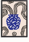 Een Blauwe Vaas Schilderij van CollageDepot in de vorm van een ingelijst kunstwerk met een blauwe vaas met witte kronkelige lijnen, tegen een pastelkleurige achtergrond met zwarte abstracte vormen die zich in verschillende richtingen uitstrekken.,Zwart-Zonder,Lichtbruin-Zonder,showOne,Zonder