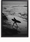 Een zwart-wit foto, perfect als wanddecoratie, toont een persoon die over een strand loopt terwijl hij een surfplank in zijn handen heeft. Het individu wordt afgetekend tegen de oceaangolven op de achtergrond. Deze afbeelding is te zien in het Surfer Uit Het Water Schilderij van CollageDepot.,Zwart-Zonder,Lichtbruin-Zonder,showOne,Zonder
