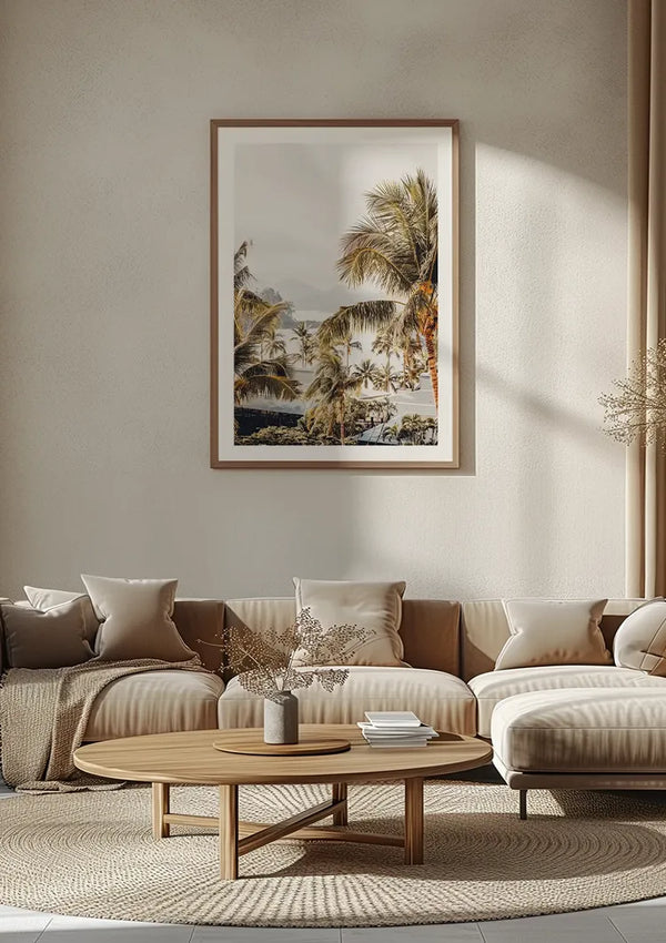 Een woonkamer met een moderne esthetiek heeft een groot Schilderij Verschillende Palmbomen van CollageDepot als belangrijkste wanddecoratie. De kamer is voorzien van een beige sofa, neutraal gekleurde kussens, een ronde houten salontafel en een geweven vloerkleed. Zacht natuurlijk licht stroomt naar binnen vanuit een nabijgelegen raam.,Lichtbruin