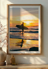 Ingelijst Nog een laatste schilderij bij zonsondergang van CollageDepot, waarop een surfer met een surfplank de oceaan uitloopt. De scène omvat golven, de weerspiegeling van de zon op het water en een serene strandsfeer. Deze prachtige wanddecoratie wordt aan de muur getoond naast een vaas en enkele decoratieve items.