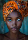 Een persoon met helderblauwe ogen draagt een oranje hoofddoek met ingewikkelde patronen. De afbeelding concentreert zich op hun gezicht en benadrukt de levendige kleuren van de hoofddoek en het contrast met hun oogkleur en huidskleur. De achtergrond, die doet denken aan een CollageDepot Ogen Van Verre Horizonten Schilderij, is wazig en blauwgroen.