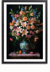 Een ingelijst CollageDepot Prachtig Bloemstuk In Vaas Schilderij toont een vaas met een groot boeket bloemen, waaronder lelies, rozen en andere bloesems. De vaas is rijkelijk gedecoreerd en staat op een tafel, waar ook enkele losse bloemen en bloemblaadjes op staan. De donkere achtergrond benadrukt het prachtige bloemstuk.,Zwart-Met,Lichtbruin-Met,showOne,Met