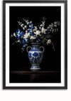 Een ingelijste foto toont een blauw-witte vaas met twee handvatten, gevuld met een arrangement van blauwe en witte bloemen. Dit elegante stuk wanddecoratie, Wit En Blauwe Bloemen In Het Donker Schilderij van CollageDepot, heeft een zwarte achtergrond, waardoor de ingewikkelde patronen op de vaas en de delicate bloemblaadjes van de bloemen worden benadrukt.,Zwart-Met,Lichtbruin-Met,showOne,Met