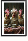 Een ingelijst Een Kippen High Tea Schilderij van CollageDepot toont drie kippen gekleed in uitgebreide outfits met parels en gevederde hoeden. De kippen zitten achter een tafel versierd met theekopjes, rozen en diverse soorten gebak. De setting doet denken aan een weelderige high tea party, waardoor het een perfecte wanddecoratie is voor elke fantasierijke kamer.,Zwart-Met,Lichtbruin-Met,showOne,Met