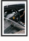 Ingelijste foto van een auto-interieur met de focus op het stuur met het Ferrari-logo. Dit Ferrari Cockpit Schilderij is door het autoraam genomen en toont delen van het dashboard en de bedieningsknoppen. De luxe wanddecoratie van CollageDepot is voorzien van een magnetisch ophangsysteem voor eenvoudige presentatie.,Zwart-Met,Lichtbruin-Met,showOne,Met