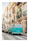 Een vintage turkoois Volkswagen-busje van CollageDepot geparkeerd in een straat vol traditionele gebouwen in Europese stijl met balkons, sommige versierd met planten en wasgoed.-