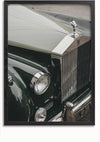 Een close-upfoto van een vintage Rolls-Royce-auto, met de gepolijste donkergroene motorkap, het iconische motorkapornament en de chromen grille aan de voorkant. Ook de ronde koplampen en een deel van de bumper zijn zichtbaar, wat doet denken aan een klassiek Rolls-Royce Motorkap Schilderij van CollageDepot dat elegant weergegeven kon worden met een magnetisch ophangsysteem.,Zwart-Zonder,Lichtbruin-Zonder,showOne,Zonder