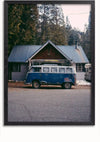 Voor een klein, rustiek huisje met een metalen dak staat een blauwe, vintage Volkswagen-bus geparkeerd. De hut is omgeven door hoge bomen en er zijn sneeuwplekken zichtbaar op de grond in de buurt. Het tafereel heeft een oude, nostalgische uitstraling, zoals een tijdloos Blauwe Volkswagenbus-schilderij van CollageDepot dat een moment uit het verleden vastlegt.,Zwart-Zonder,Lichtbruin-Zonder,showOne,Zonder