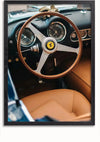 Een close-up van het interieur van een vintage auto met een houten stuur met een geel embleem in het midden. Het dashboard is voorzien van klassieke meters en knoppen. De stoelen zijn bekleed met lichtbruin leer, dat doet denken aan de elegantie die te vinden is in een CollageDepot Vintage Ferrari Interieur Schilderij dat als wanddecoratie hangt.,Zwart-Zonder,Lichtbruin-Zonder,showOne,Zonder