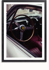 Een ingelijste foto toont het interieur van een klassieke Ferrari, met de nadruk op een houten stuur met een geel en zwart logo in het midden. De stoelen van de auto lijken met rood leer te zijn bekleed. Deze foto van het Ferrari-schilderij van het stuurwiel van CollageDepot is genomen vanuit het raam aan de bestuurderszijde.,Zwart-Met,Lichtbruin-Met,showOne,Met