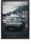 Een Mercedes AMG GTR Monaco-schilderij van CollageDepot is afgebeeld in een kunstwerk van een zwarte auto geparkeerd aan de waterkant in Monaco, met grote jachten voor anker op de achtergrond. Onder een bewolkte hemel zijn in de verte bergen met gebouwen zichtbaar. Op het kenteken van de auto staat "SE:VX 7000".,Zwart-Zonder,Lichtbruin-Zonder,showOne,Zonder