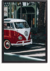 Een rood-wit vintage Volkswagen-busje staat geparkeerd in een straat naast een palmboom. Het busje is voorzien van het klassieke VW-logo op de voorkant. Op de achtergrond is de ingang van een gebouw zichtbaar tussen andere structuren, perfect voor een uniek VW Bulli Schilderij van CollageDepot. De scène is gedeeltelijk in de schaduw.,Zwart-Zonder,Lichtbruin-Zonder,showOne,Zonder
