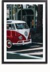 Op een ingelijste foto staat een klassiek rood-wit Volkswagen-busje geparkeerd op straat. Het goed onderhouden voertuig staat naast een gebouw met glazen ramen, palmbomen en schaduwen op de grond. Dit prachtige stukje wanddecoratie is perfect voor elke ruimte, voorzien van een magnetisch ophangsysteem. Het VW Bulli Schilderij van CollageDepot biedt een uitnodigende en nostalgische charme aan uw interieur.,Zwart-Met,Lichtbruin-Met,showOne,Met
