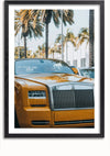 Een ingelijst Gele Rolls-Royce Phantom Schilderij staat geparkeerd in een straat met palmbomen en witte gebouwen op de achtergrond. De auto wordt prominent weergegeven met de iconische grille naar voren gericht, waardoor dit luxe schilderij meteen een pronkstuk wordt wanneer het wordt gemonteerd met een magnetisch ophangsysteem van CollageDepot.,Zwart-Met,Lichtbruin-Met,showOne,Met