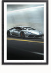 Een ingelijste foto van een strakke, zilveren Lamborghini Huracán die snel door een tunnel rijdt. De auto heeft een laag, aerodynamisch ontwerp en donkere velgen. De achtergrond is licht vervaagd, wat de beweging en snelheid van de auto accentueert, waardoor het een ideale wanddecoratie is met een magnetisch ophangsysteem. Dit is de Lamborghini Huracan In Tunnel Schilderij van CollageDepot.,Zwart-Met,Lichtbruin-Met,showOne,Met