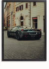 Een zwarte luxe sportwagen, mogelijk een Ferrari 488, staat geparkeerd in een geplaveide straat voor een historisch gebouw met boogramen en deuren. De afbeelding toont het achteraanzicht van de auto en laat het strakke ontwerp en de dubbele uitlaatpijpen zien, waardoor deze perfect is voor een wanddecoratie met een magnetisch ophangsysteem. Deze prachtige scène is belichaamd in het Ferrari 488 In Oude Stad Schilderij van CollageDepot.,Zwart-Zonder,Lichtbruin-Zonder,showOne,Zonder