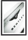 Een close-upfoto van een witte Bentley-auto met het iconische Bentley-logo en embleem op de achterkant. Het beeld, dat doet denken aan een elegant schilderij, is omlijst met een dunne, zwarte rand, waardoor het perfect geschikt is voor wanddecoratie. Dit opvallende Bentley-logoschilderij van CollageDepot is werkelijk boeiend.,Zwart-Met,Lichtbruin-Met,showOne,Met