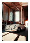 Witte CollageDepot vintage cabriolet geparkeerd in een magazijn met grote vaten op de achtergrond en zonlicht dat door hoge ramen stroomt.-