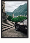 Een vintage zwarte BMW cabrio, Klassieke BMW Cabrio Schilderij van CollageDepot, staat geparkeerd bij de trappen van een oud stenen gebouw. Op de achtergrond zijn verzorgde struiken en glooiende groene heuvels onder een bewolkte hemel.,Zwart-Zonder,Lichtbruin-Zonder,showOne,Zonder