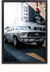 Een Klassiek Mustang Schilderij van CollageDepot toont een klassieke witte Ford Mustang-auto geparkeerd in een stadsstraat. De auto heeft glanzende chromen details en een opvallende grille met het Mustang-embleem. Het gebouw op de achtergrond heeft meerdere ramen en gele parkeerlijnen omlijnen de straat, waardoor het een perfecte wanddecoratie is voor elke ruimte.,Zwart-Zonder,Lichtbruin-Zonder,showOne,Zonder
