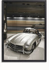 Afbeelding van een klassieke zilveren Mercedes-Benz Gullwing-auto, waarschijnlijk de iconische Mercedes SL300, binnenshuis tentoongesteld. De auto heeft zijn kenmerkende deuren die naar boven opengaan. De achtergrond heeft een modern, metallic interieur met horizontale, veelkleurige lijnen. De vloer is een glanzend wit oppervlak, wat bijdraagt aan de strakke presentatie die lijkt op de verfijnde wanddecoratie van CollageDepot: Classic Mercedes SL300 Schilderij.,Zwart-Zonder,Lichtbruin-Zonder,showOne,Zonder