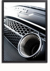 Close-upfoto van de grille en het uitlaatsysteem van een Lamborghini Huracan Evo. De afbeelding toont een geperforeerde metalen uitlaatpijp die uit een zeshoekig gaasrooster steekt. Op de achtergrond is een deel van de voorkant van de auto te zien met een badge of embleem met daarop de merknaam, perfect voor wanddecoratie met een magnetisch ophangsysteem. Dit Dream Exhaust Schilderij van CollageDepot legt elk detail onberispelijk vast.,Zwart-Zonder,Lichtbruin-Zonder,showOne,Zonder