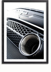 Close-upfoto van de uitlaat en achtergrille van een Lamborghini Huracan Evo. De afbeelding benadrukt de merknaam van de auto in verhoogde letters op de achtergrille en het opvallende honingraatpatroon rond de uitlaatpijp. Dit prachtige stuk, het Dream Exhaust Schilderij van CollageDepot, weergegeven in een zwarte lijst, dient als opvallende wanddecoratie met een magnetisch ophangsysteem.,Zwart-Met,Lichtbruin-Met,showOne,Met