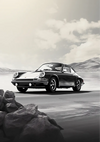 Een zwart-witfoto van een klassieke aaa 136 - auto geparkeerd in een open, vlak landschap met rotsachtig terrein op de voorgrond en bewolkte lucht op de achtergrond. De auto heeft een strak design en ronde koplampen. Deze prachtige afbeelding wordt u aangeboden door CollageDepot.-