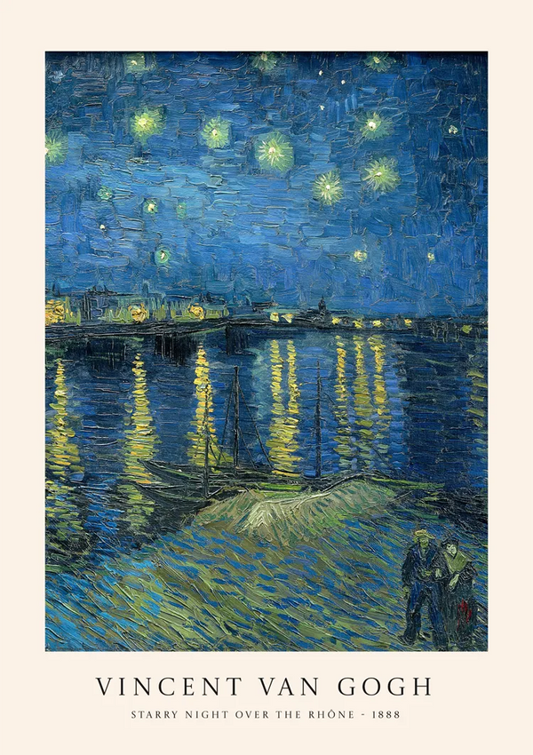 Een product genaamd "bcc 011 - gogh" van CollageDepot getiteld "Starry Night Over the Rhône" uit 1888. Het toont een sterrenhemel boven een rivier met reflecties van sterren en stadslichten op het water. Op de voorgrond staan twee mensen aan de kust.-