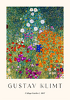 Een kleurrijk schilderij van Gustav Klimt met de titel "Cottage Garden" uit 1907. Het CollageDepot ccc 089 - bekende schilders beschikt over een levendige tuin met een gevarieerd aanbod aan bloemen in rood, oranje, geel, paars, blauw en wit tegen weelderig groen gebladerte.-