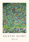 Een levendig schilderij van Gustav Klimt met de titel "Apple Tree" uit 1912. Het kunstwerk toont een appelboom beladen met kleurrijke appels en omgeven door een verscheidenheid aan bloeiende bloemen in een weelderige, gedetailleerde omgeving. De achtergrond is gevuld met groen gebladerte. Dit stuk is opgenomen in het product ccc 093 - bekende schilders van CollageDepot.-