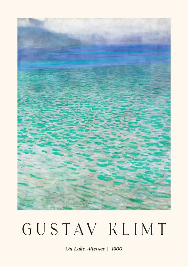 Een schilderij van Gustav Klimt met de titel "On Lake Attersee" uit 1900, met water met tinten groen en blauw. De afbeelding heeft onderaan een beige rand met de naam van de kunstenaar en de titel van het schilderij. CollageDepot ccc 096 - bekende schilders.-