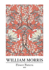 Een bloemmotief ontworpen door William Morris in 1874, met symmetrische arrangementen van bloemen en bladeren in de kleuren wit, roze en groen op een rode achtergrond. Tekst onderaan luidt "CollageDepot ccc 121 - bekende schilders".-