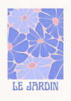 Illustratie met een patroon van grote, blauwe bloemen met roze middelpunten op een lichtpaarse achtergrond, met onderaan de woorden "Le Jardin" in blauw door CollageDepot's product 017 - bestsellers.-