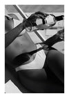 Een persoon in bikini ligt op een luie stoel en giet een drankje uit een fles in een glas. De afbeelding, die doet denken aan luxe wanddecoratie, is in zwart-wit. De setting lijkt buiten te zijn, mogelijk bij een zwembad of op het strand, waardoor de perfecte scène ontstaat voor een elegant CollageDepot Summer Tanning Schilderij.-