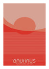 Een minimalistische CollageDepot-tentoonstellingsposter met een grote rode ondergaande zon boven een horizon, met daaronder talloze horizontale rode lijnen, en onderaan de tekst "BAUHAUS AUSSTELLUNG JUN 1921.-