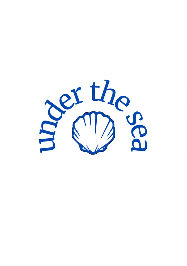 Logo met de zinsnede "under the sea" in blauwe, gebogen tekst boven een gestileerde blauwe zeeschelp, gecentreerd op een witte achtergrond voor CollageDepot's product 063 - bestsellers.-