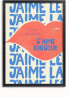 Een ingelijste grafische poster dient als opvallende wanddecoratie met herhaalde blauwe tekst in een krachtig, blokvormig lettertype met de tekst "J'AIME" en "LE" op de achtergrond. Het middelpunt, een grote rode tekstballon, bevat 'J'AIME BONJOUR', samen met '2 STIJLEN' en 'EXTRA'S' in kleiner lettertype. Optioneel magnetisch ophangsysteem verkrijgbaar voor het CollageDepot J'aime Le Bonjour Schilderij.,Zwart-Zonder,Lichtbruin-Zonder,showOne,Zonder