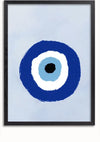 Een ingelijst Turks oogschilderij van CollageDepot met een minimalistisch ontwerp met een concentrisch cirkelpatroon. De buitenste cirkel is donkerblauw, gevolgd door een witte cirkel, een lichtblauwe cirkel en een zwart midden, allemaal tegen een lichtblauwe achtergrond. Perfect als wanddecoratie met zijn magnetische ophangsysteem.
