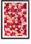 Een ingelijste afbeelding met een dicht arrangement van kleurrijke bloemen, waaronder tinten roze, rood, wit en perzik. De bloemen bedekken het hele frame en creëren een levendig en visueel opvallend patroon. Dit Kleurrijke bloemenschilderij van CollageDepot heeft een eenvoudig zwart frame en een eenvoudig te gebruiken magnetisch ophangsysteem.