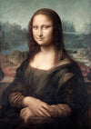 Een portret dat doet denken aan de Mona Lisa, met een vrouw met lang donker haar, gekleed in een donkere jurk met een doorschijnende sluier. Ze zit met een lichte glimlach tegen de achtergrond van een bergachtig landschap, de handen gevouwen in haar schoot. Het schilderij maakt gebruik van zachte kleuren en fijne details, perfect voor wanddecoratie met een magnetisch ophangsysteem zoals het Leonardo Da Vinci Mona Lisa Schilderij van CollageDepot.