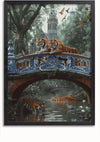 Een afbeelding toont drie tijgers in een bosrijke omgeving met een kleine watermassa. Twee tijgers rusten op een decoratief Tijgers op een porseleinen brug Schilderij van CollageDepot, terwijl een andere gedeeltelijk onder water staat. De achtergrond bestaat uit een gebouw in gotische stijl en vliegende vogels.
