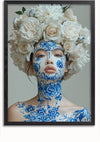 Een persoon met blauwe bloemengezicht- en lichaamsverf staat voor een neutrale achtergrond. Ze dragen een groot hoofddeksel gemaakt van witte rozen dat hun haar bedekt. De compositie, die lijkt op een schilderij, is geplaatst in een donkere lijst, perfect als prachtige wanddecoratie. Dit is het Porseleinen gezicht schilderij van CollageDepot.