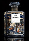 Een fles Delfts blauw nr.5 Chanel-schilderij versierd met sierlijke, traditionele Japanse kunstwerken, die lijken op een gewaardeerd schilderij. Op het label staan 'N° 5', 'CHANEL', 'PARIS' en 'EAU DE PARFUM'. De fles heeft een gefacetteerde, kristalachtige dop en is geplaatst tegen een zwarte achtergrond.