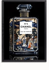 Een prachtige wanddecoratie met een Delfts blauw nr.5 Chanel schilderij van CollageDepot. Het ingewikkelde ontwerp toont een oosters tafereel met drie figuren in traditionele kledij te midden van bomen en water. Op het etiket staat: "N°5 Chanel Paris Eau de Parfum." Inclusief magnetisch ophangsysteem voor eenvoudig ophangen.