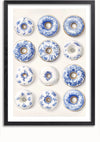 Een ingelijste afbeelding (schilderij) toont een raster van twaalf donuts, elk versierd met ingewikkelde blauw-witte ontwerpen die lijken op Delfts Blauwe. Op deze unieke wanddecoratie, het Delfts Blauw Twaalf Donuts Schilderij van CollageDepot, zijn de donuts in vier rijen van drie te zien.,Zwart-Met,Lichtbruin-Met,showOne,Met