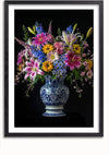 Een ingelijste afbeelding van een kleurrijk bloemstuk in een blauw-witte porseleinen vaas tegen een zwarte achtergrond. Het boeket bestaat uit roze lelies, gele madeliefjes, blauwe delphiniums en diverse andere bloemen. Perfect als wanddecoratie, het "CollageDepot Delfts Blauw Levendige Bloemen In Vaas" is voorzien van een handig magnetisch ophangsysteem voor eenvoudige weergave.,Zwart-Met,Lichtbruin-Met,showOne,Met