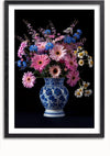 Op een ingelijste foto is een Delfts Blauw Kleurrijke Bloemen In Vaas-schilderij te zien van roze, blauwe en witte bloemen, gerangschikt in een blauw-witte decoratieve vaas. De achtergrond is zwart, waardoor de levendige kleuren van de bloemen goed uitkomen. Dit prachtige stukje wanddecoratie van CollageDepot voegt elegantie toe aan elke ruimte.,Zwart-Met,Lichtbruin-Met,showOne,Met