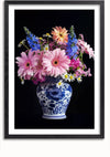 Een ingelijst Delfts Blauw Bloemenboeket In Vaas Schilderij van CollageDepot bevat een gedetailleerd bloemstuk. Het boeket bestaat uit roze gerberamadeliefjes, oranje bloemen, paarse bloemen en kleine witte bloemen, weergegeven in een sierlijke blauw-witte keramische vaas tegen een zwarte achtergrond. Deze prachtige wanddecoratie is perfect te combineren met een magnetisch ophangsysteem.,Zwart-Met,Lichtbruin-Met,showOne,Met